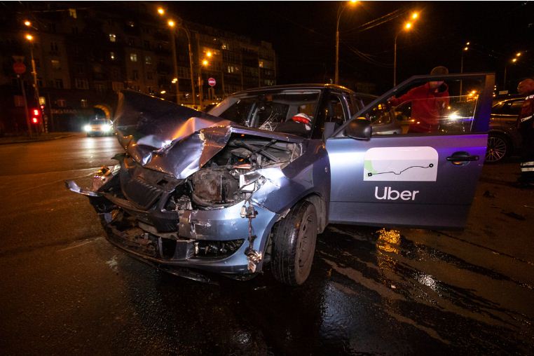 У ТРЦ Gulliver водител Uber влетел в Porsche uber дтп