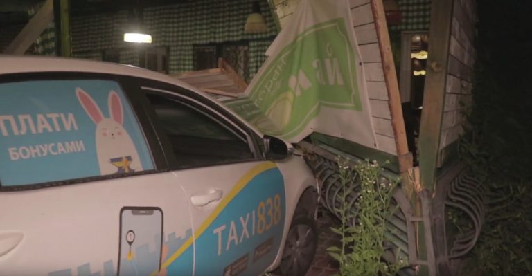 В Киеве произошла авария с участием Chevrolet Aveo и Toyota Corolla службы такси «838»