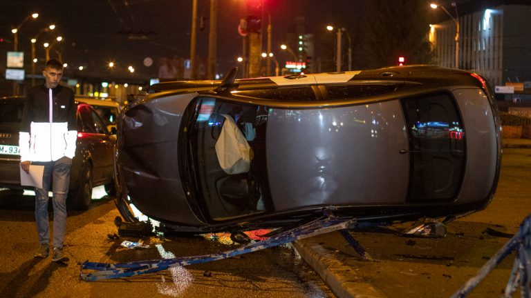 В Киеве Hyundai под брендом Bolt снес 15метров забора и перевернулся.