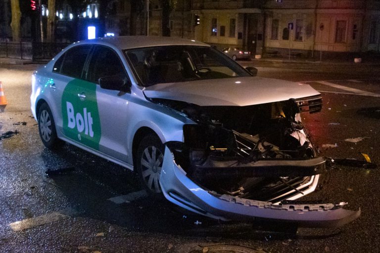 В центре Киева Hyundai лоб в лоб столкнулся с такси Bolt