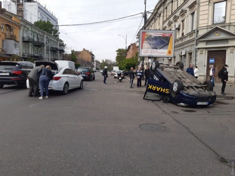 В Одессе Taxi Shark перевернулся на крышу. (Видео)