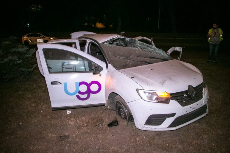 В Киеве водитель Renault под брендом UGO уснул за рулем и снес столб: пострадали три человека