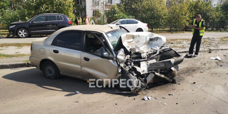 На Позняках Daewoo Lanos на скорости протаранил припаркованное авто