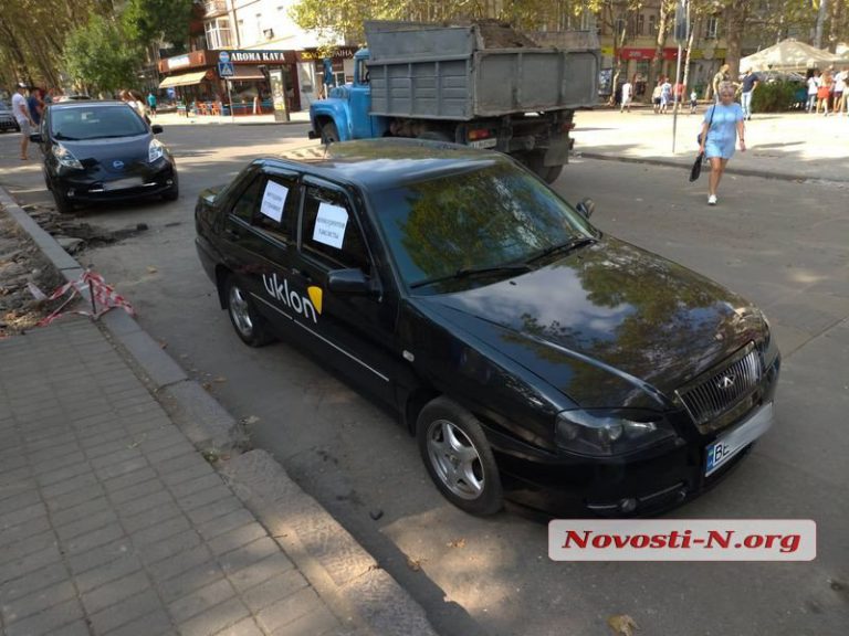 «Дело рук конкурентов»: таксисты Uklon в Николаеве показали свои побитые машины