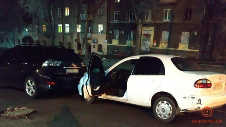 В Днепре пьяный водитель Uber врезался в столб и ударил припаркованный возле райотдела Lexus