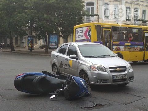 Chevrolet Aveo под брендом Uklon совершил дтп с мопедом.