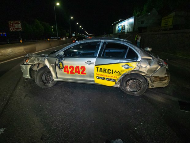 В Киеве пьяный водитель влетел в такси, есть пострадавшие.
