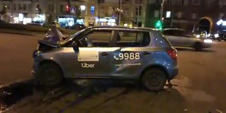У ТРЦ Gulliver водител Uber влетел в Porsche