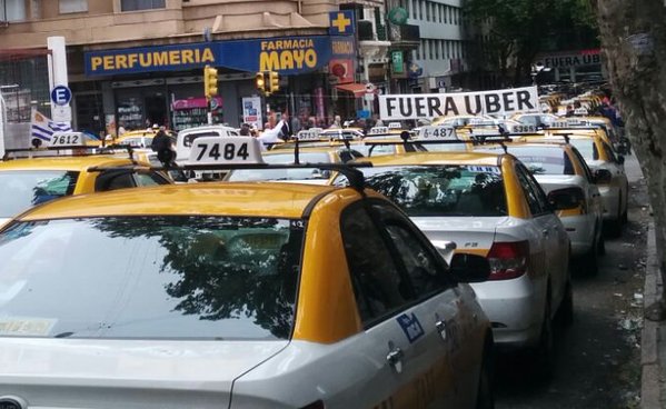 Протестующие против Uber таксисты перекрыли дорогу в столице Уругвая