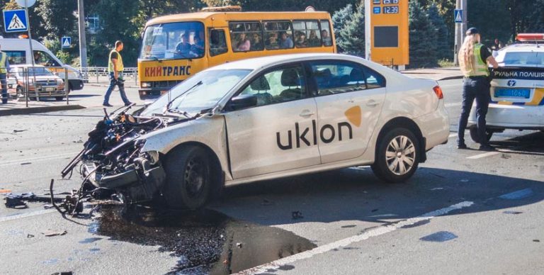В Киеве сильное дтп, пострадал ребенок. Gelandewagen и Volkswagen под брендом Uklon