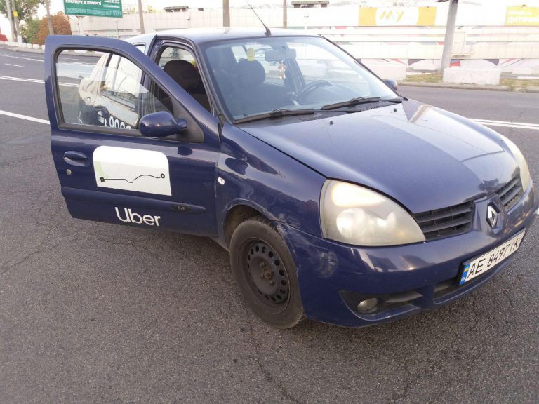 На Новом мосту в Днепре Renault под брендом UBER влетело в Daewoo