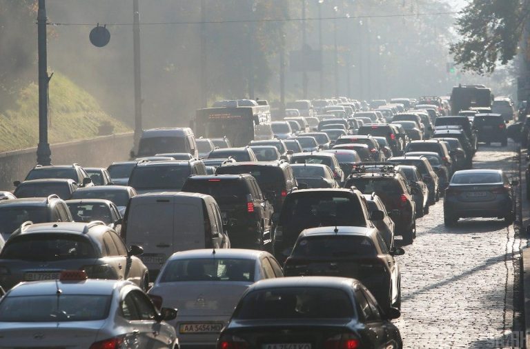 Киевляне массово жалуются, поездки на такси стоят до 1000 гривен.