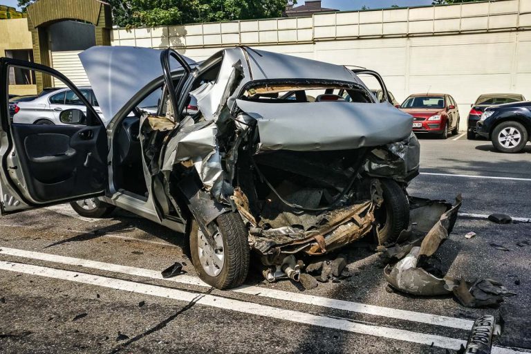 В Киеве на Столичном шоссе Volkswagen врезался в такси Lanos и вылетел на парковку: погибла девушка