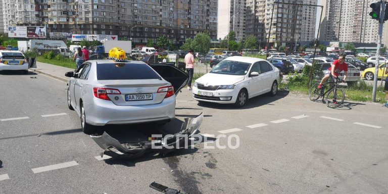 На столичних Позняках таксі не розминулося зі “Шкодою”: є постраждалі