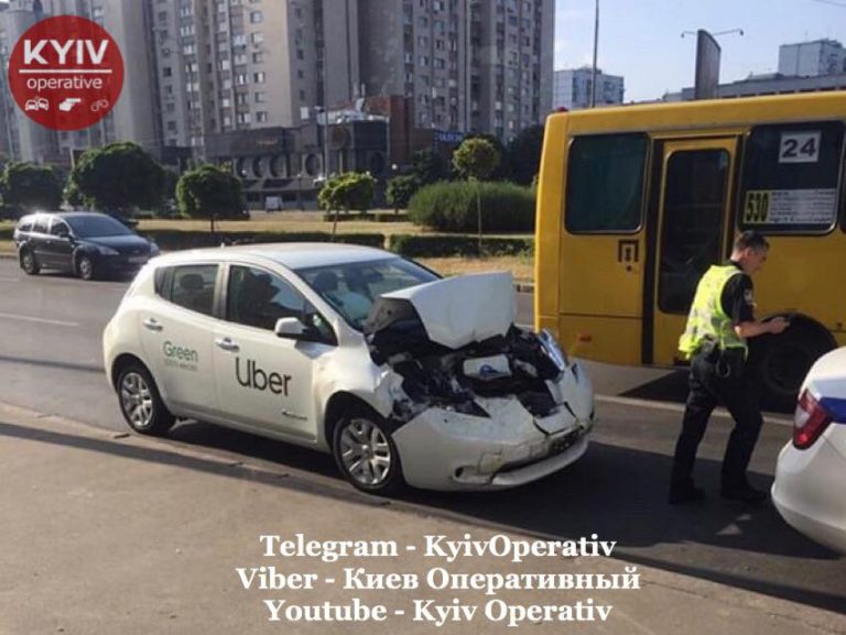 ДТП с Nissan Leaf под брендом UBER заехал в маршрутку