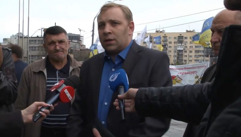 Законопроект «О такси» обсуждается, перевозчики митингуют.