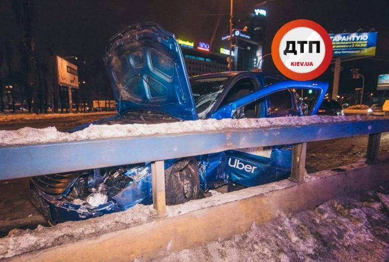 Uber разбил четыре машины и вылетел через окно в дорожный знак