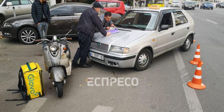 У Києві кур’єрський моторолер зіткнувся з машиною таксі