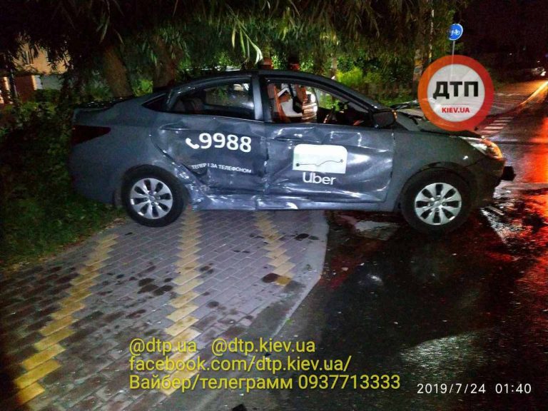 Автомобиль uber устроил дтп в Киеве.