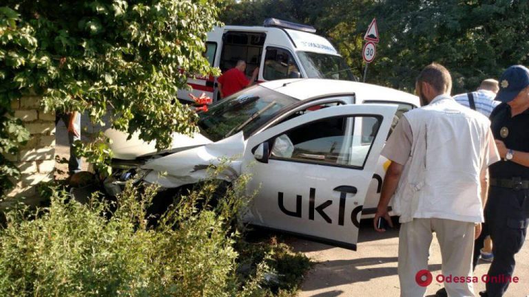 Renault Logan под брендом Uklon совершил ДТП в Одессе