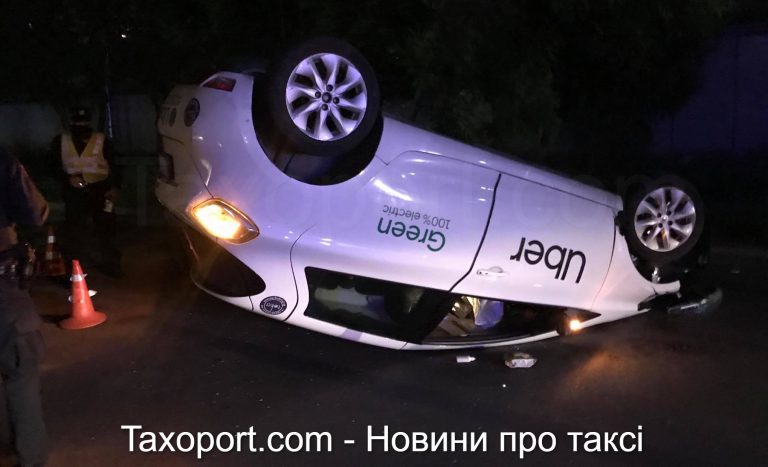 Uber перевернулся на крышу