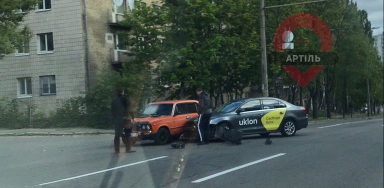 В Киеве Uklon и Жигули попали в ДТП