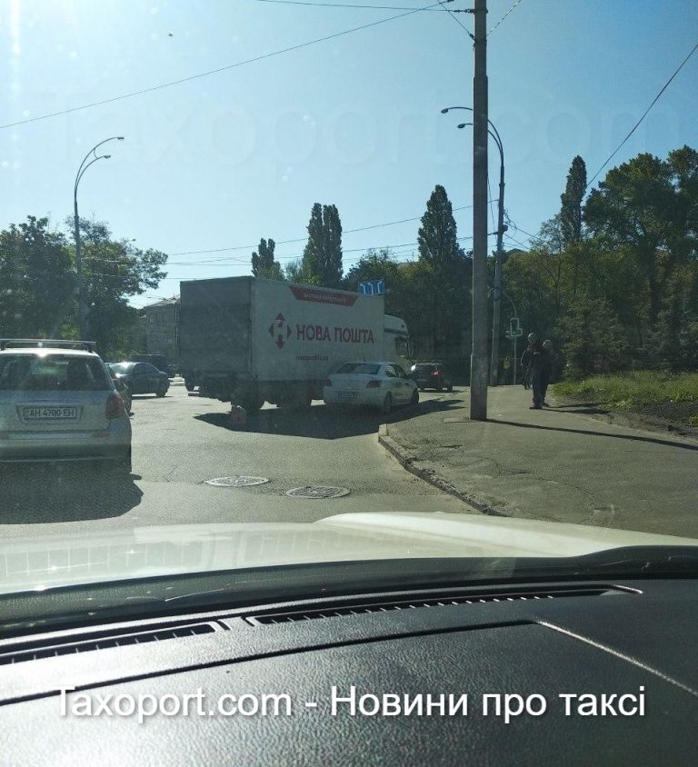 В Киеве авария, Uber и грузовик НП