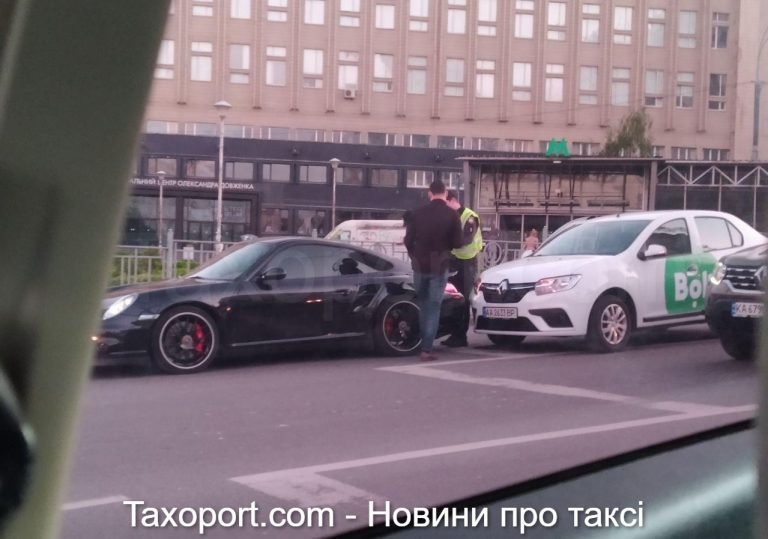 В Киеве дтп, Bolt заехал в Порш ( Видео)