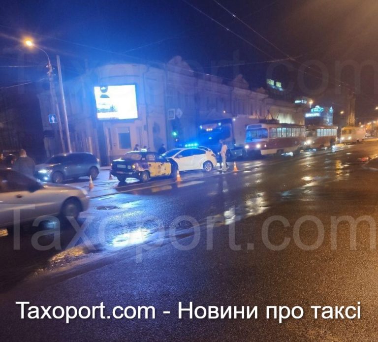 В Харькове автомобиль такси попал в ДТП