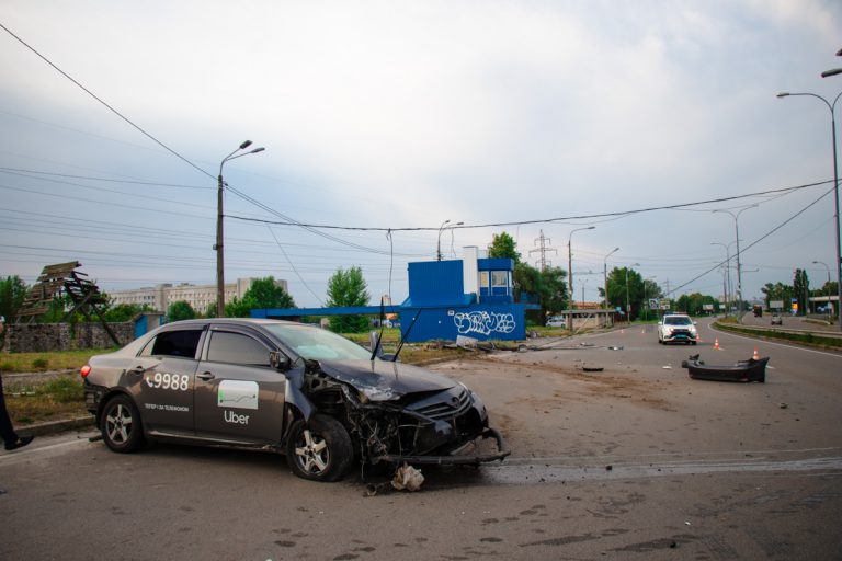 На выезде из Киева Toyota службы Uber снесла столб