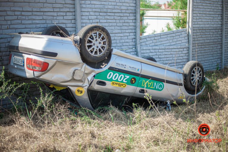 В Днепре, пьяный водитель OnTaxi перевернулся на крышу.