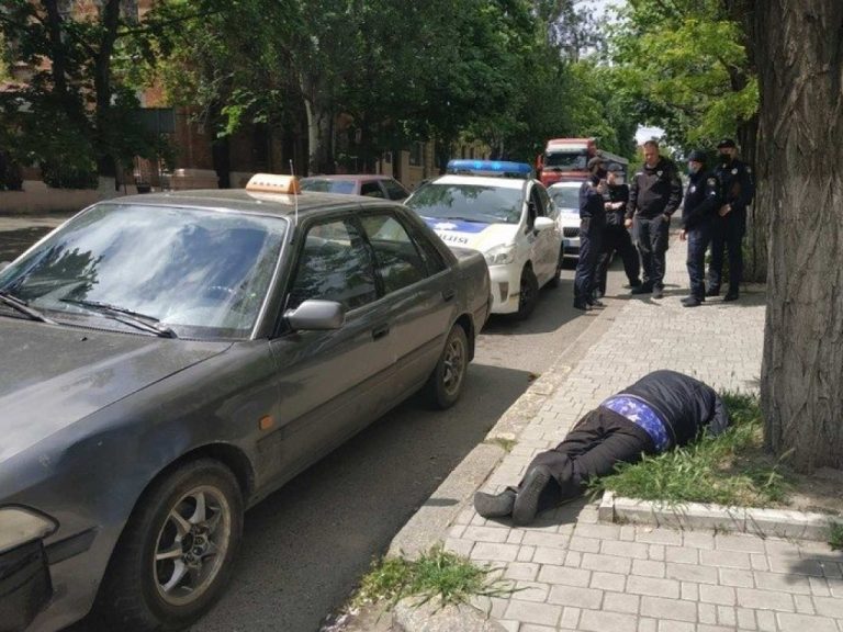 Николаев, пьяный таксист уснул на обочине, в авто нашли наркотики (ВИДЕО)