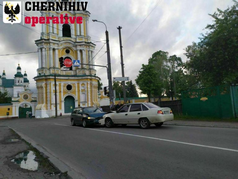 В Чернигове Opel заехал в лоб такси (Видео)