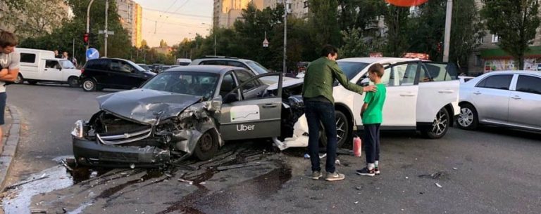 В Киеве дтп за участием UBER, водитель пытался убежать.