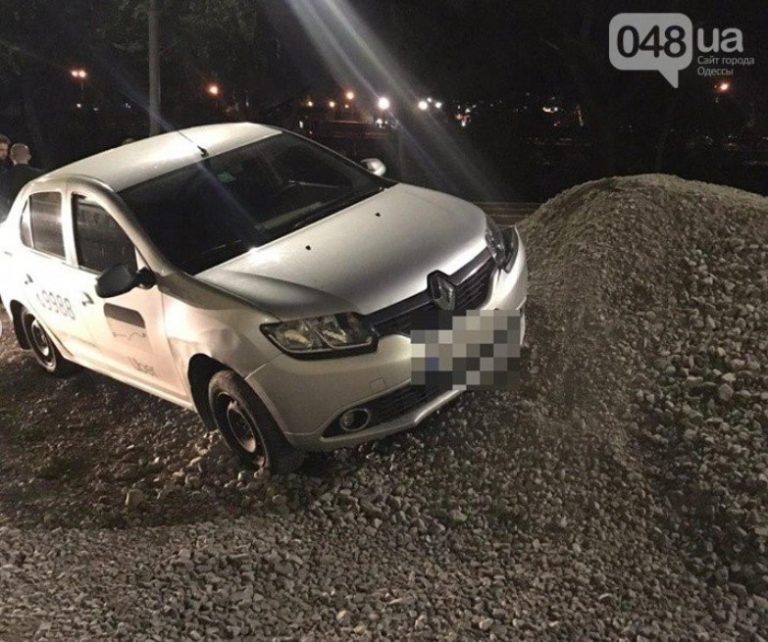 В Одессе задержали водителя Uber, нашли ножи с шприцы