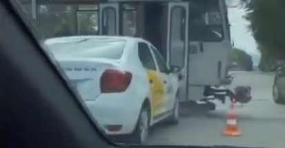 В Днепре Uklon заехал в трамвай (Видео)