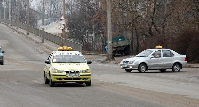 Погана погода  – єдиний шанс тернопільських таксистів заробити
