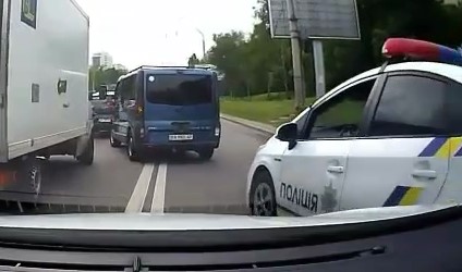 Полиция не знает ПДД?