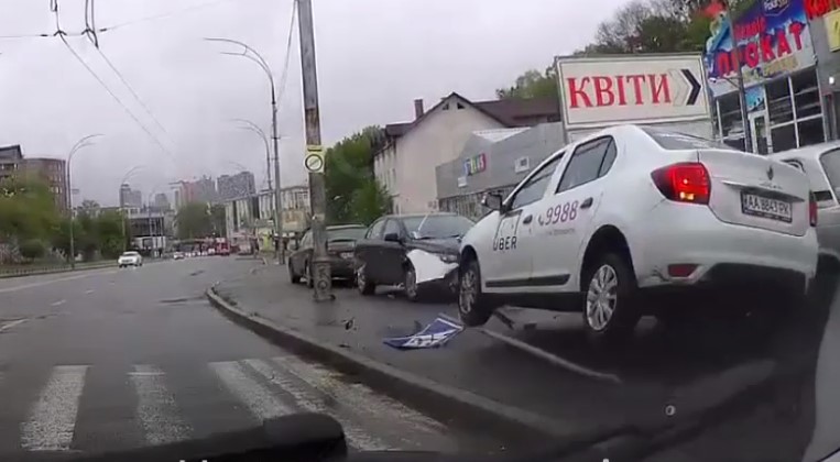 Uber на пешеходном переходе снес столб (Видео)