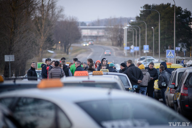 “Uber стал последней каплей”. В Минске собрались таксисты: протестуют и готовы “остановить город”