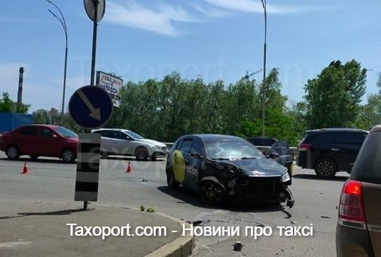 Uklon, мотоцикл і Ауді, ДТП в столиці (відео)