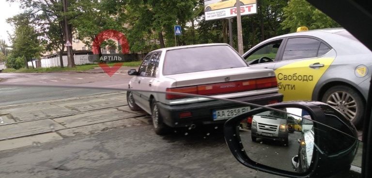 Uklon столкнулся с Honda в Киеве