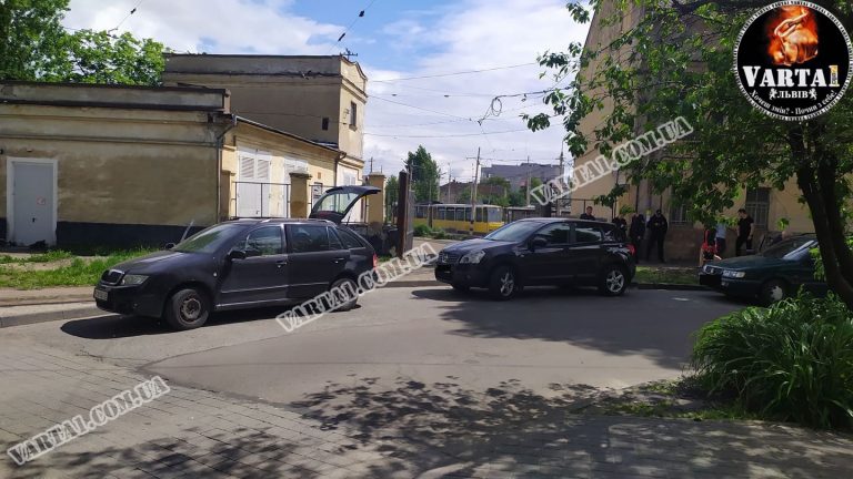 Во Львове обнаружили труп мужчины в автомобиле службы такси