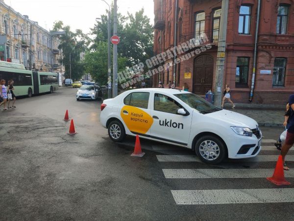 В центре Днепра Uklon сбил на пешеходном переходе…