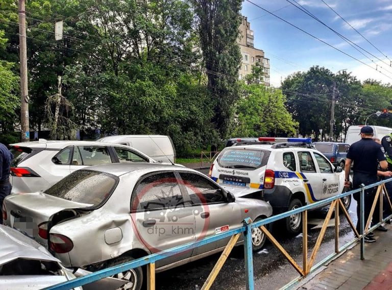 У Хмельницькому ДТП за участі поліції і таксі