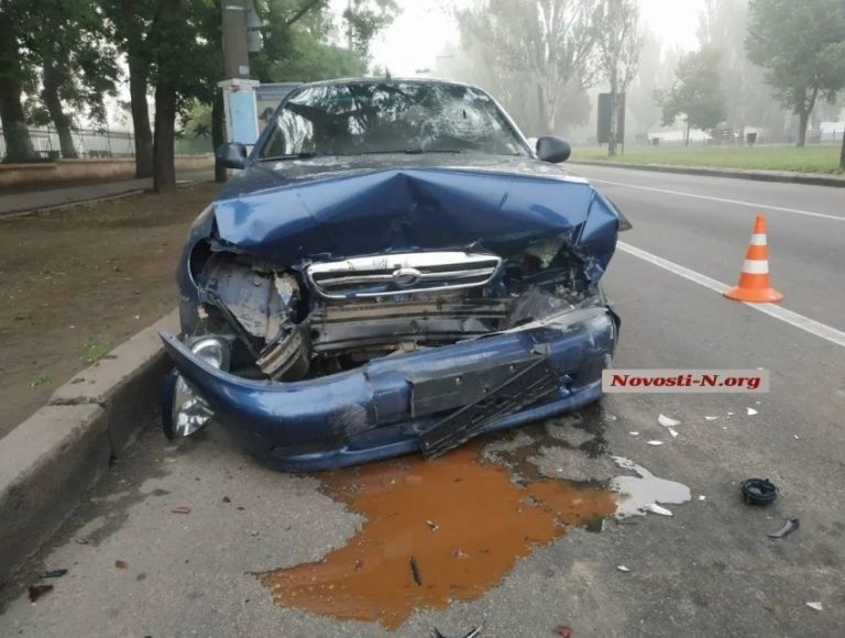 В центре Николаева такси врезалось в эвакуатор – у таксиста перелом позвоночника