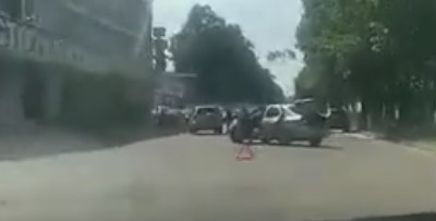 В Киеве Uber не успев выехать с СТО, совершил ДТП (Видео)