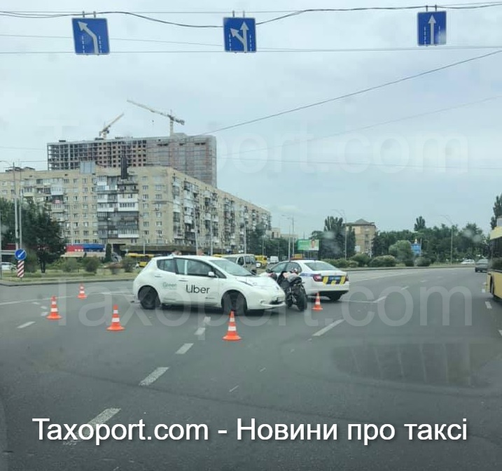 Авария за участием Uber и мотоцикла.