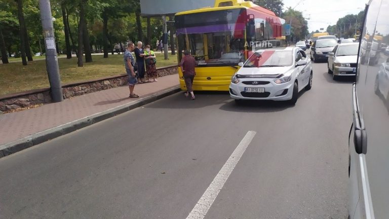 ДТП на Повітрофлотському проспекті: Uber і тролейбус