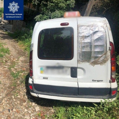 У Чернівцях п'яний таксист без прав врізався у стовп - фото У Чернівцях п'яний таксист без прав врізався у стовп - фото